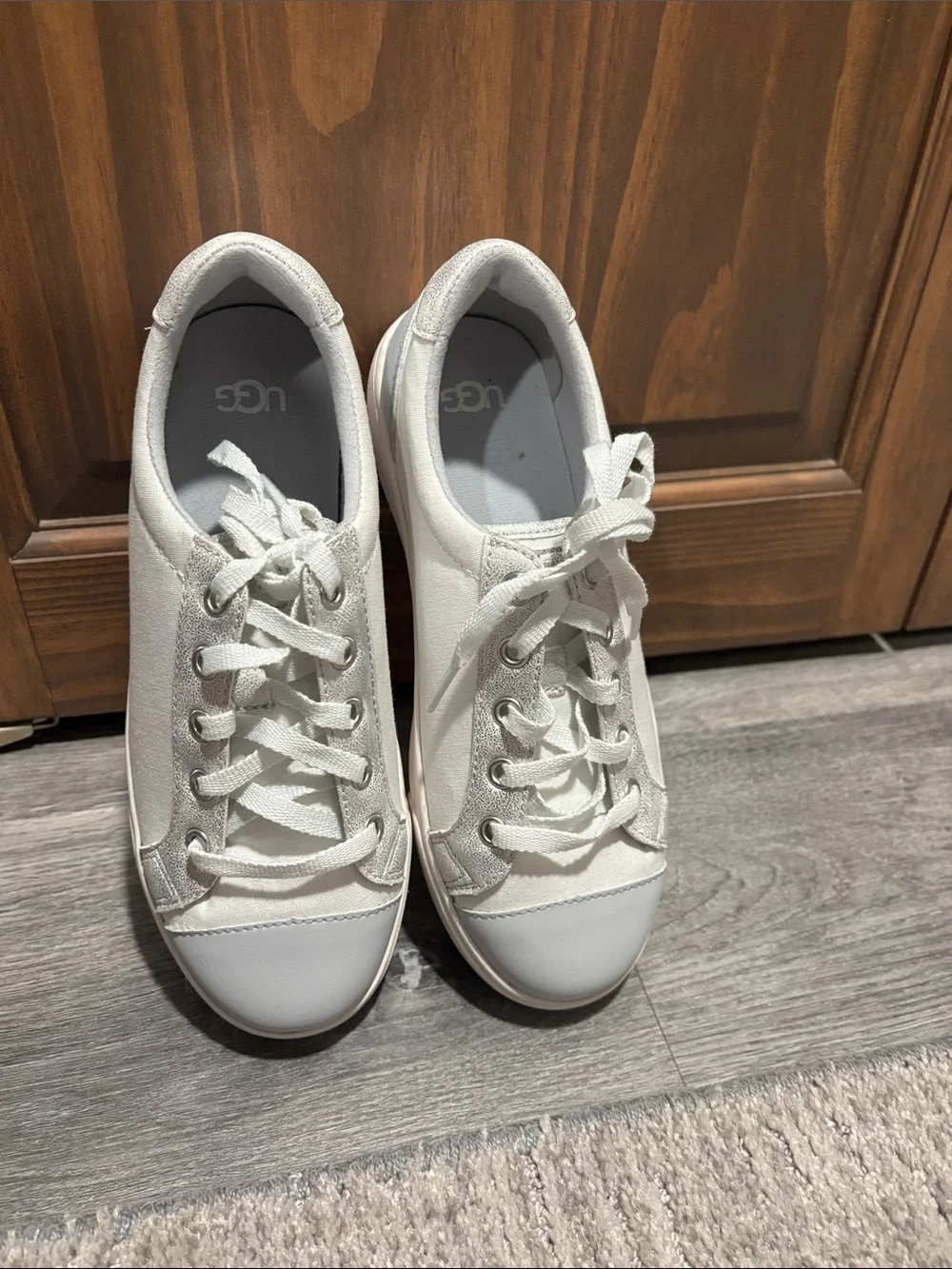 Ugg Kids Casual Lace-Up Sneakers in Light Gray size 4